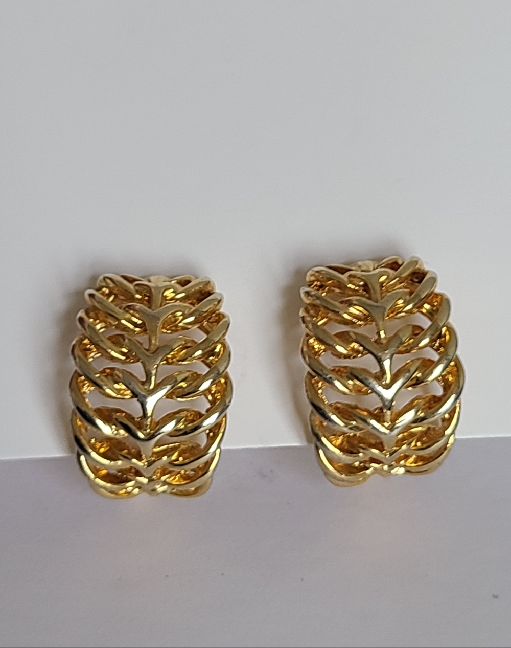 Vintage Style Gold Tone Openwork Leaf Feather Wide Half Hoop Clip On Earrings - Picture 11 of 15